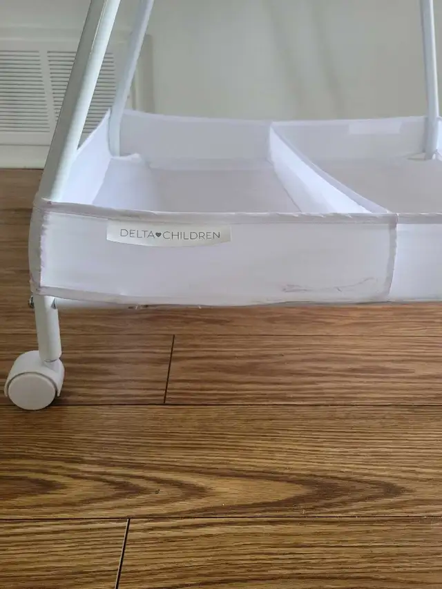 Delta children bassinet - Photo 2