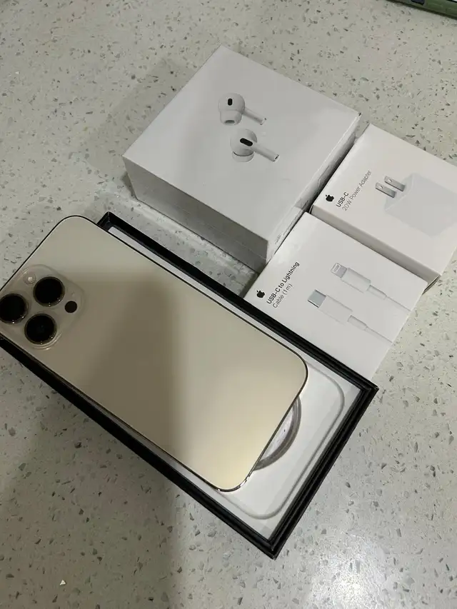 iPhone 14 Pro Max 1Tb 86% batt Airpods/Fast Charger/Delivery