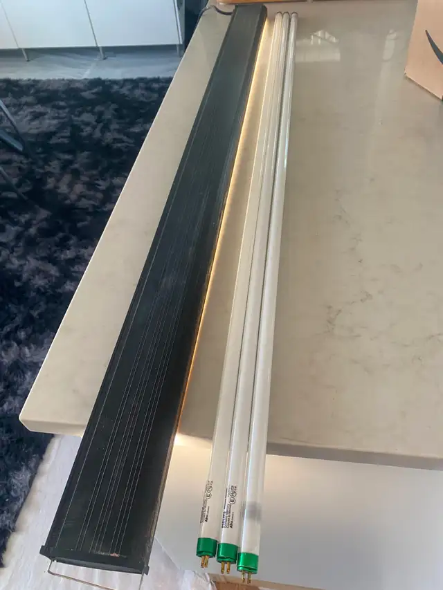4ft T5 Fluorescent Aquarium Light Fixture with extra Lamps - Photo 2