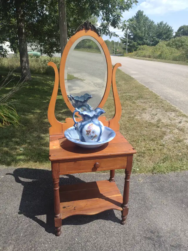 Antique Washstand with pitcher and basin - Photo 6