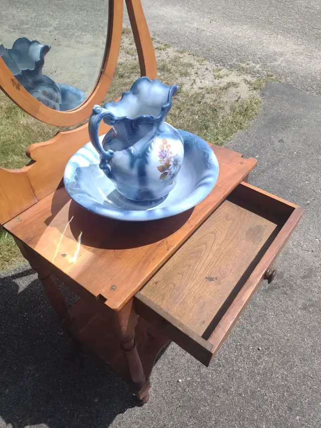 Antique Washstand with pitcher and basin - Photo 7