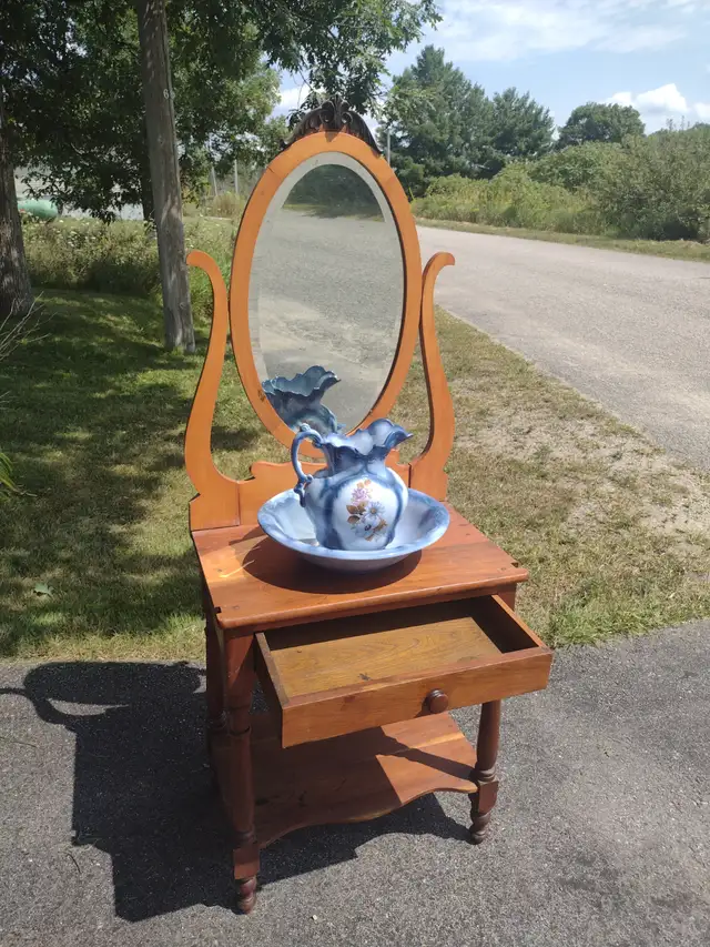 Antique Washstand with pitcher and basin - Photo 8