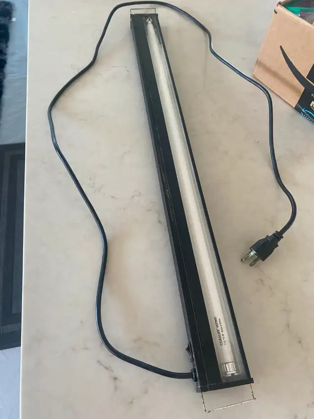 Aquarium Light Fixture for a 30' tank with an Actinic Lamp