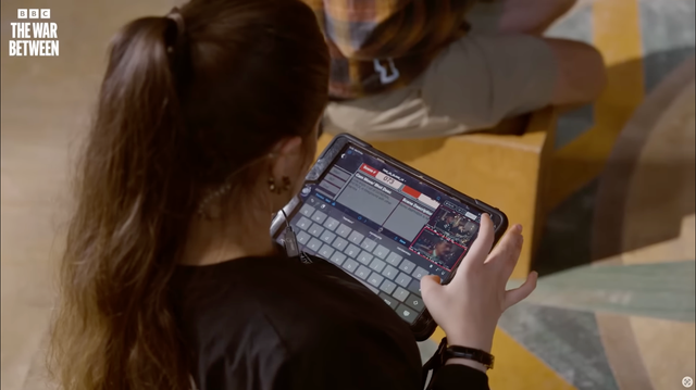 Rent a Red Camera like The War Between the Land and the Sea - Photo 9