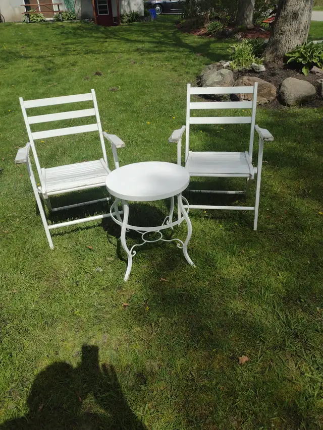 3 pcs Patio set with folding wood chairs and heavy duty table