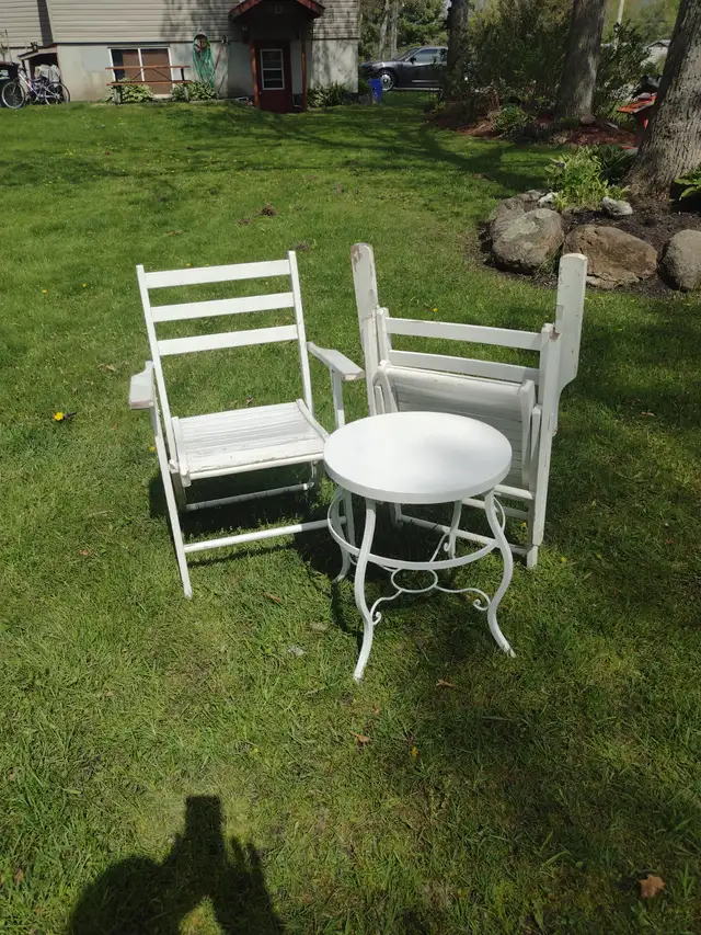 3 pcs Patio set with folding wood chairs and heavy duty table - Photo 2