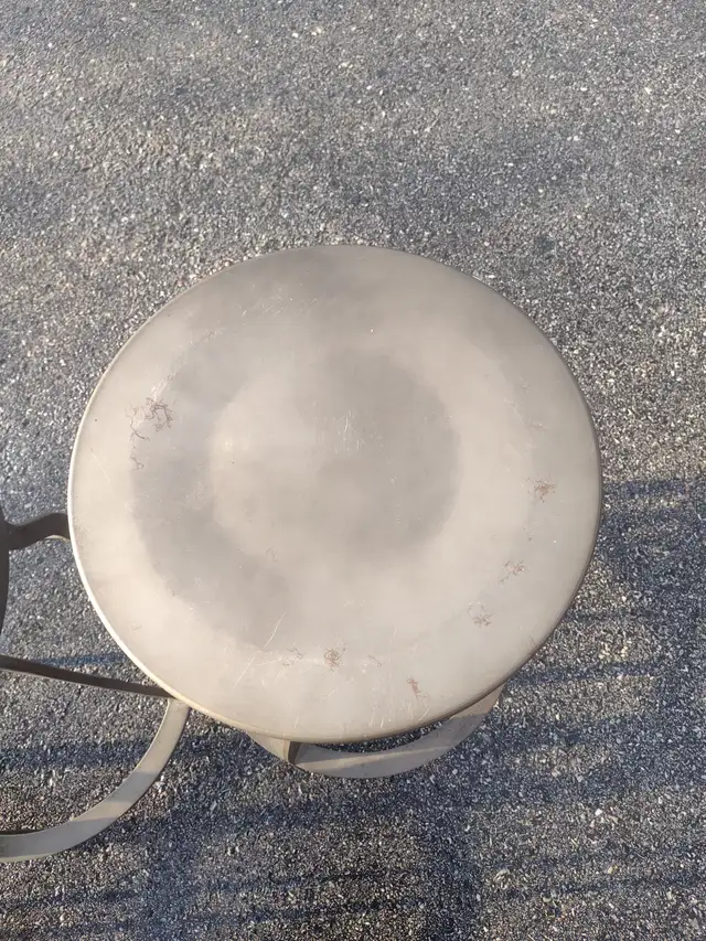 3 metal swivel adjustable stools - Photo 6