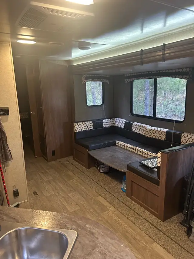 2018 Prowler 30 LX - Photo 3