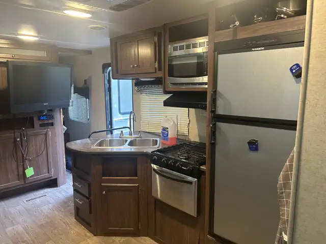 2018 Prowler 30 LX - Photo 4