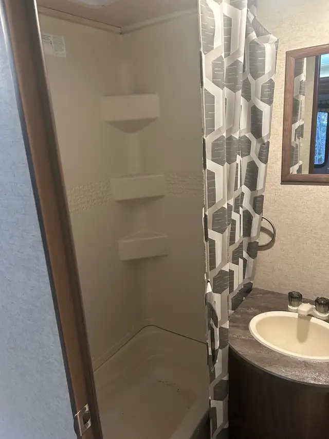 2018 Prowler 30 LX - Photo 5