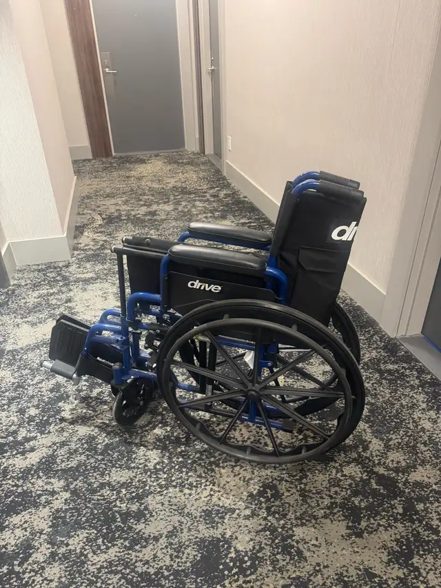 DRIVE MEDICAL WHEELCHAIR 18" DELIVERY INCLUDED - Photo 2