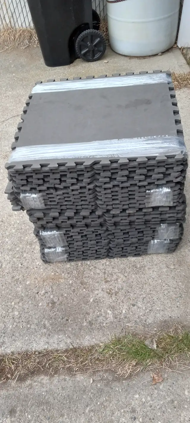 Black Interlocking Foam Gym Floor Mats - Photo 2