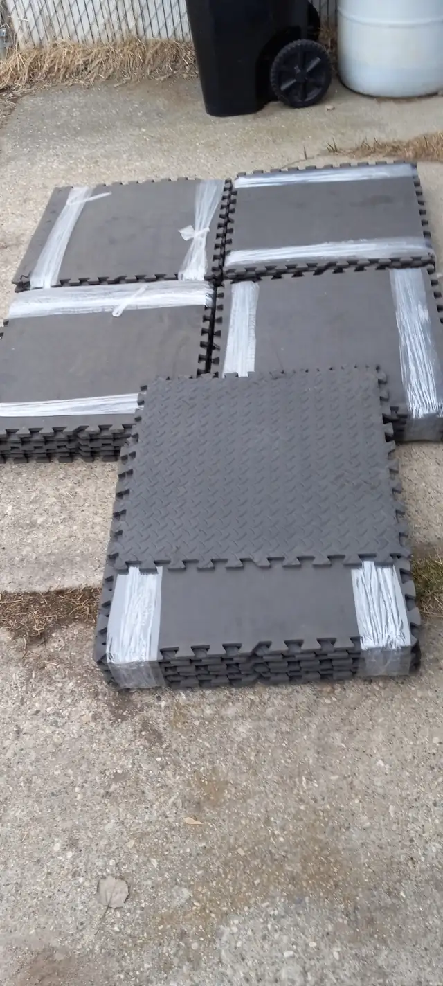 Black Interlocking Foam Gym Floor Mats - Photo 3