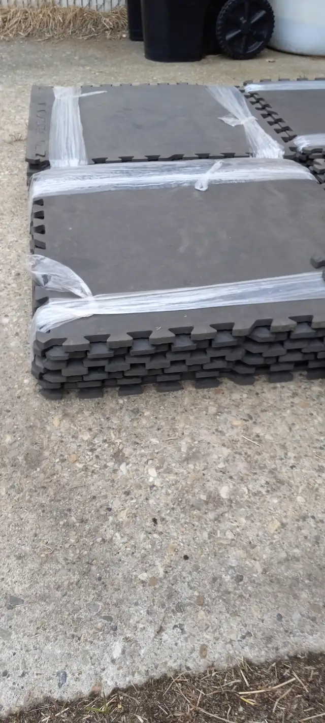 Black Interlocking Foam Gym Floor Mats - Photo 5