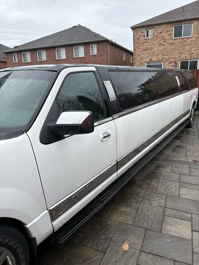 Lincoln Navigator Limousine - Photo 2