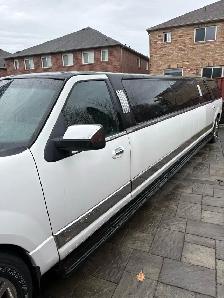Lincoln Navigator Limousine - Photo 2