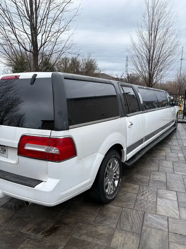 Lincoln Navigator Limousine - Photo 3