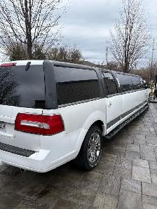 Lincoln Navigator Limousine - Photo 3