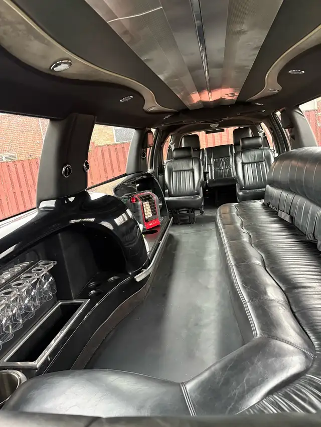 Lincoln Navigator Limousine - Photo 4