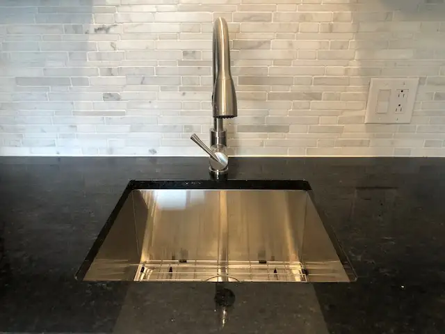 3 1/2 semi-meublé, près du centre d'achat et autoroute 20 - Photo 3