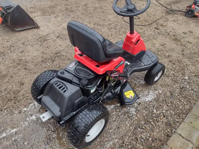 Tracteur a gazon YARD MACHINES 190cc 24'' de coupe annés 2015 - Photo 4