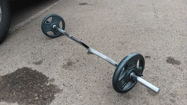 E-Z CURL CAST IRON WEIGHT BAR WITH 2 10LB CAST IRON PLATES - Photo 2