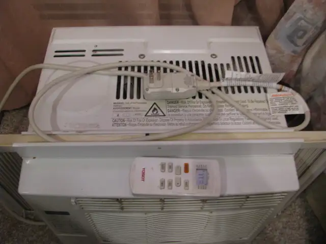 Window Air Conditioner with remote - Photo 2
