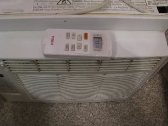 Window Air Conditioner with remote - Photo 3
