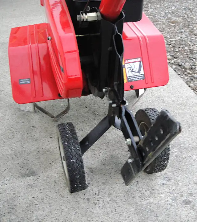 MTD YARDMACHINES 5 HP FRONT TINE ROTOTILLER - Photo 7