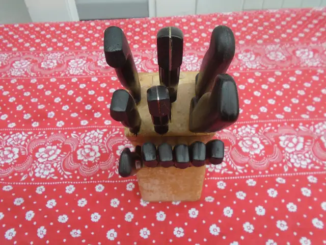 Knife Block - Photo 2