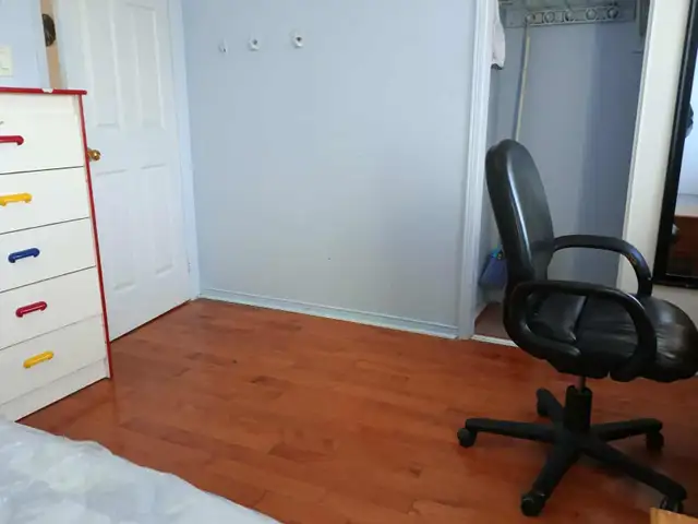 Room upstairs for rent - Photo 2