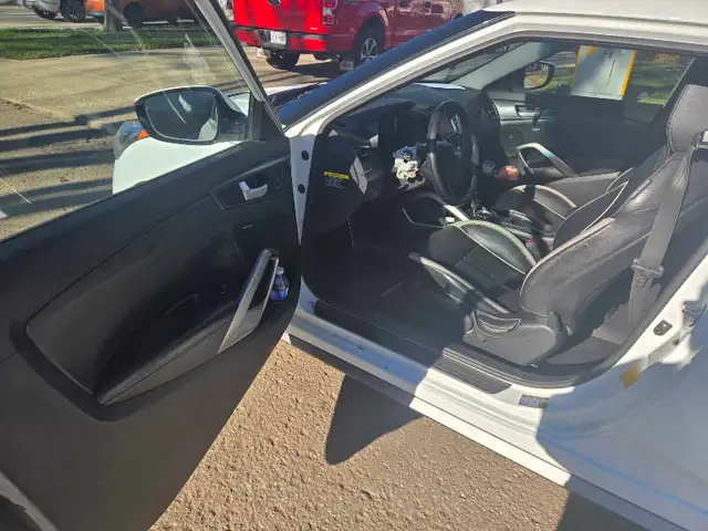 Funky & Fuel-Efficient! 2013 Hyundai Veloster Ready to Go! - Photo 6