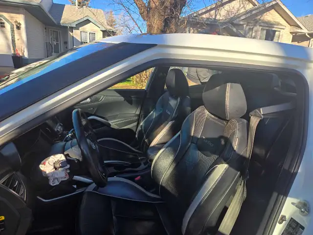 Funky & Fuel-Efficient! 2013 Hyundai Veloster Ready to Go! - Photo 7