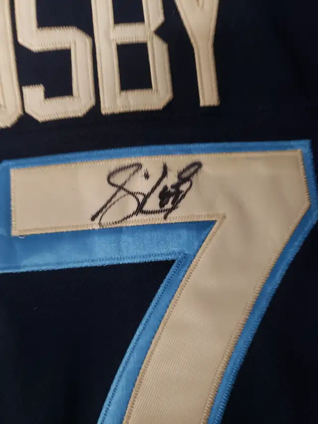 Autographed Sydney Crosby winter classic jersey - Photo 3