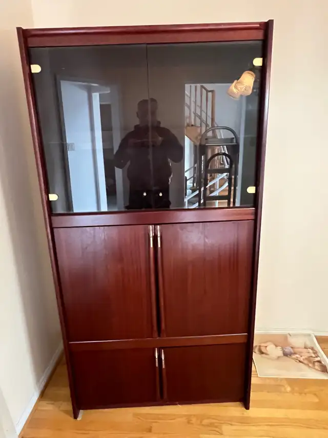 Free delivery used Wooden Display Cabinet with Glass Doors