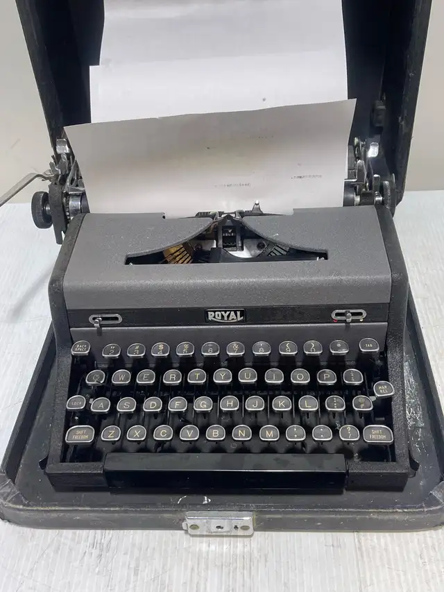 Royal Typewriter - Photo 2