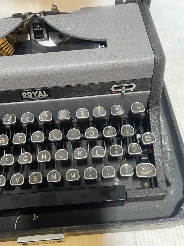 Royal Typewriter - Photo 6