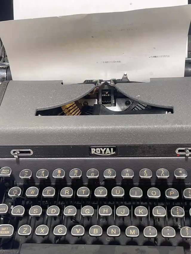 Royal Typewriter - Photo 9