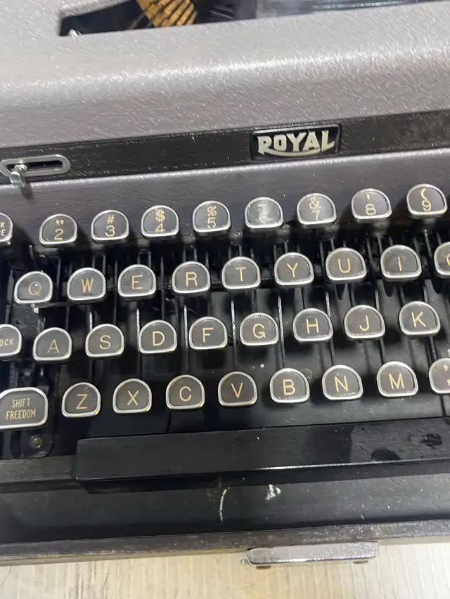 Royal Typewriter - Photo 10