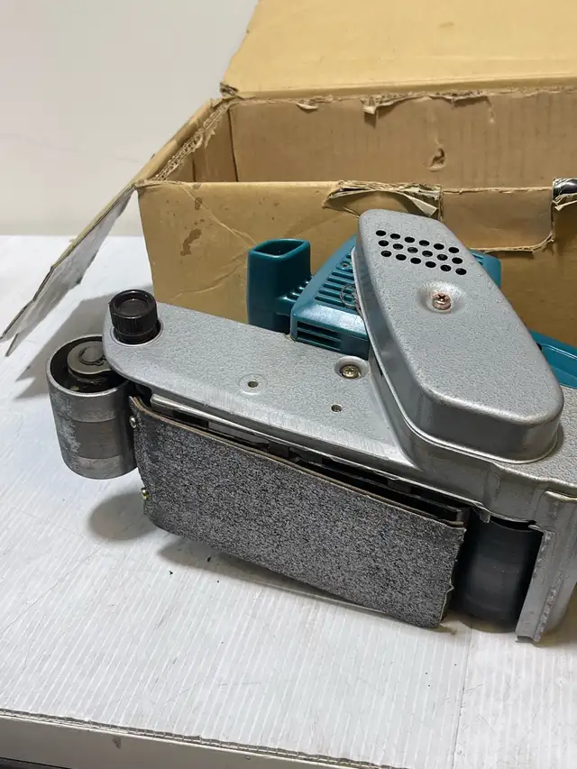 Makita 9924DB Belt Sander - Photo 4