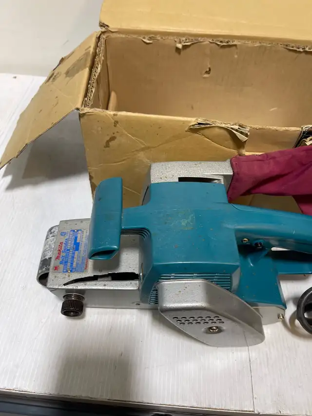 Makita 9924DB Belt Sander - Photo 8