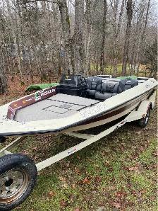 TRITON 176 BASS BOAT & TRAILER, NO MOTOR