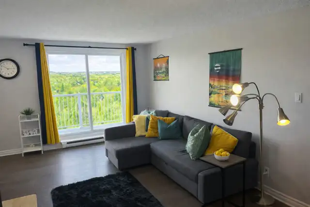 2 chambres | Vue INCROYABLE Parc Gatineau | Piscine   Tennis