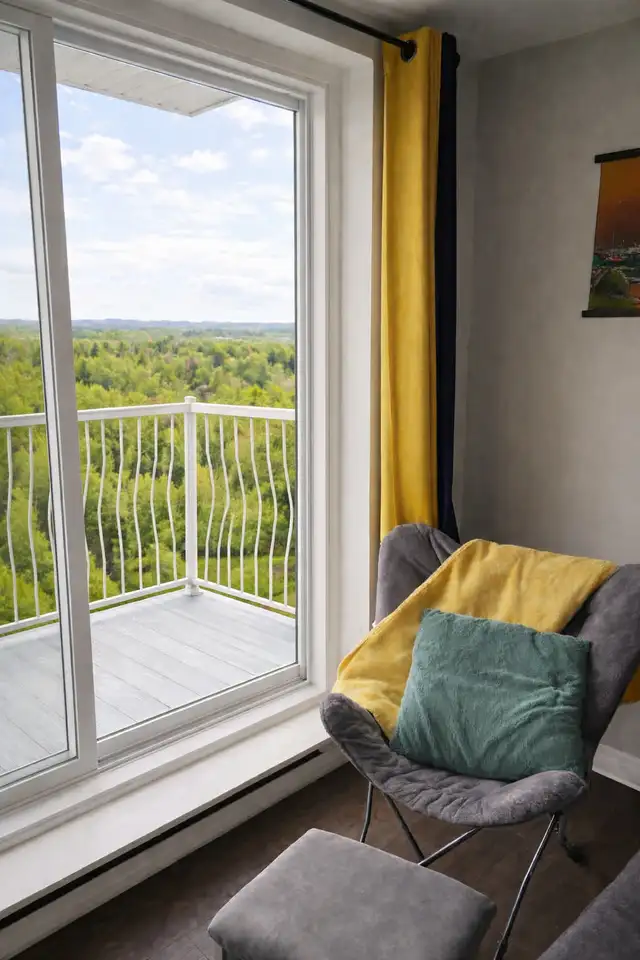 2 chambres | Vue INCROYABLE Parc Gatineau | Piscine   Tennis - Photo 2