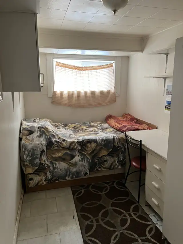 A Cozy Furnished room All-inclusive Leslie & Finch area 1 bus to - Photo 3