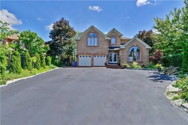 Caledon 5 2 bedrooms,lots parking,pool,ravine
