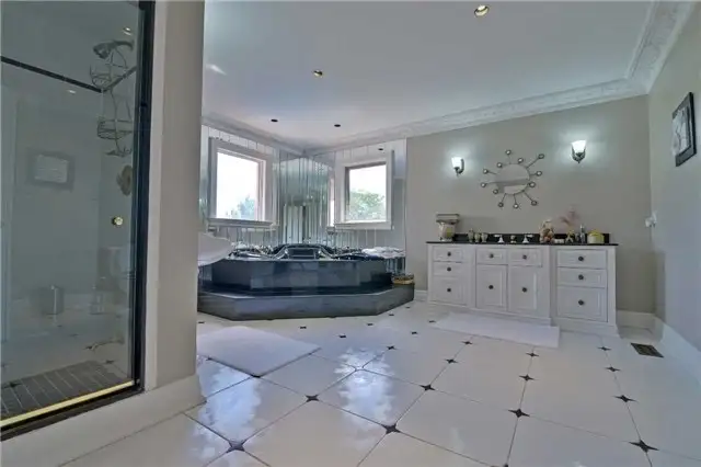 Caledon 5 2 bedrooms,lots parking,pool,ravine - Photo 6