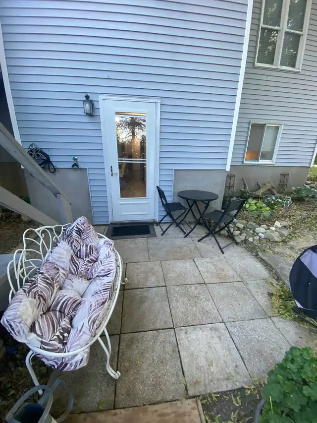 1 bedroom   Den Basement Apartment - Photo 5