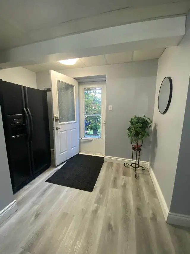 1 bedroom   Den Basement Apartment - Photo 8