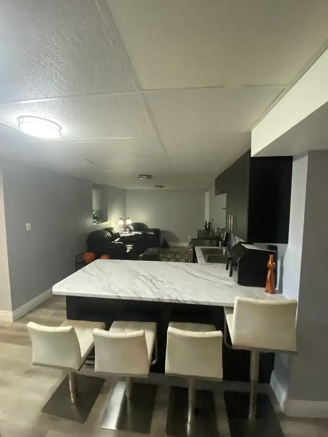 1 bedroom   Den Basement Apartment - Photo 9